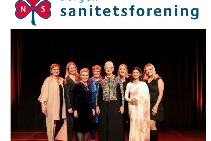 En gruppe mennesker som poserer for et bilde