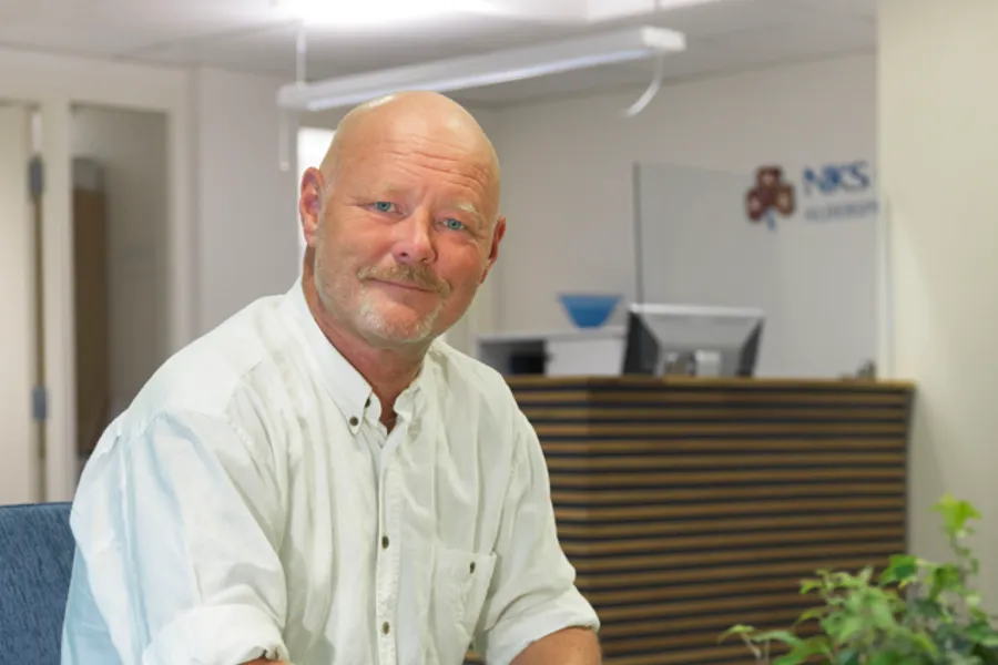 En mann som sitter i en stol