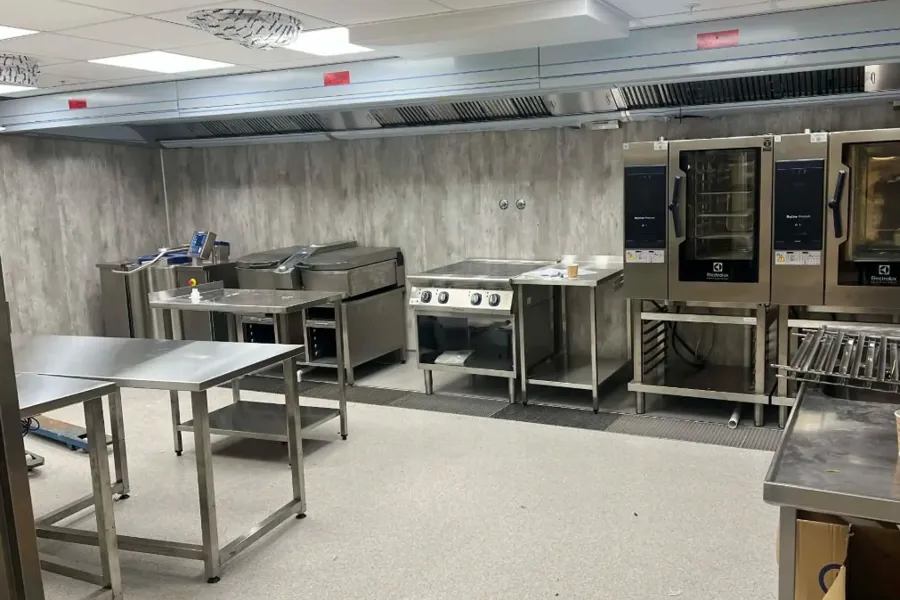 Et rom med bord og maskiner