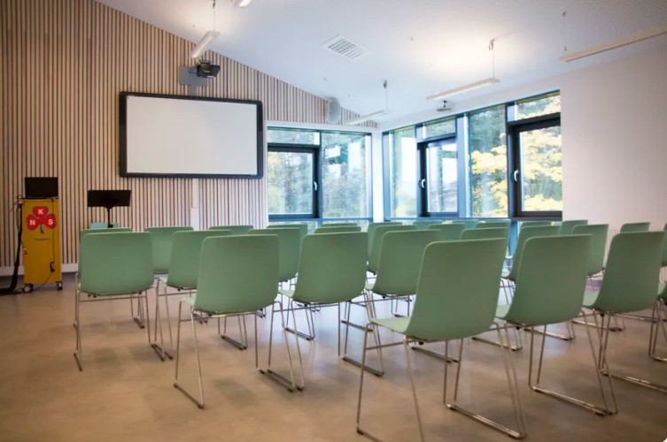 Et rom med grønne stoler