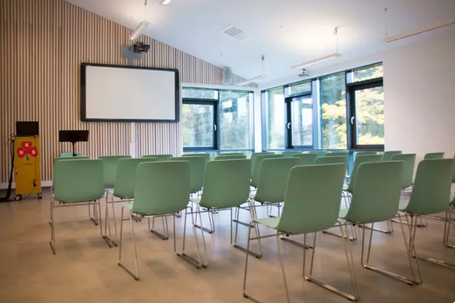 Et rom med grønne stoler