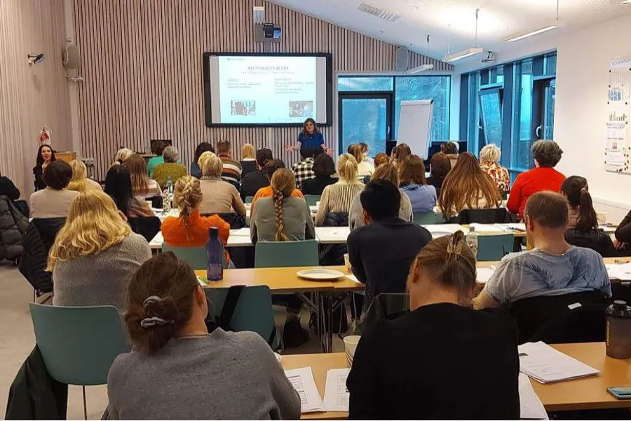 En gruppe personer i et rom