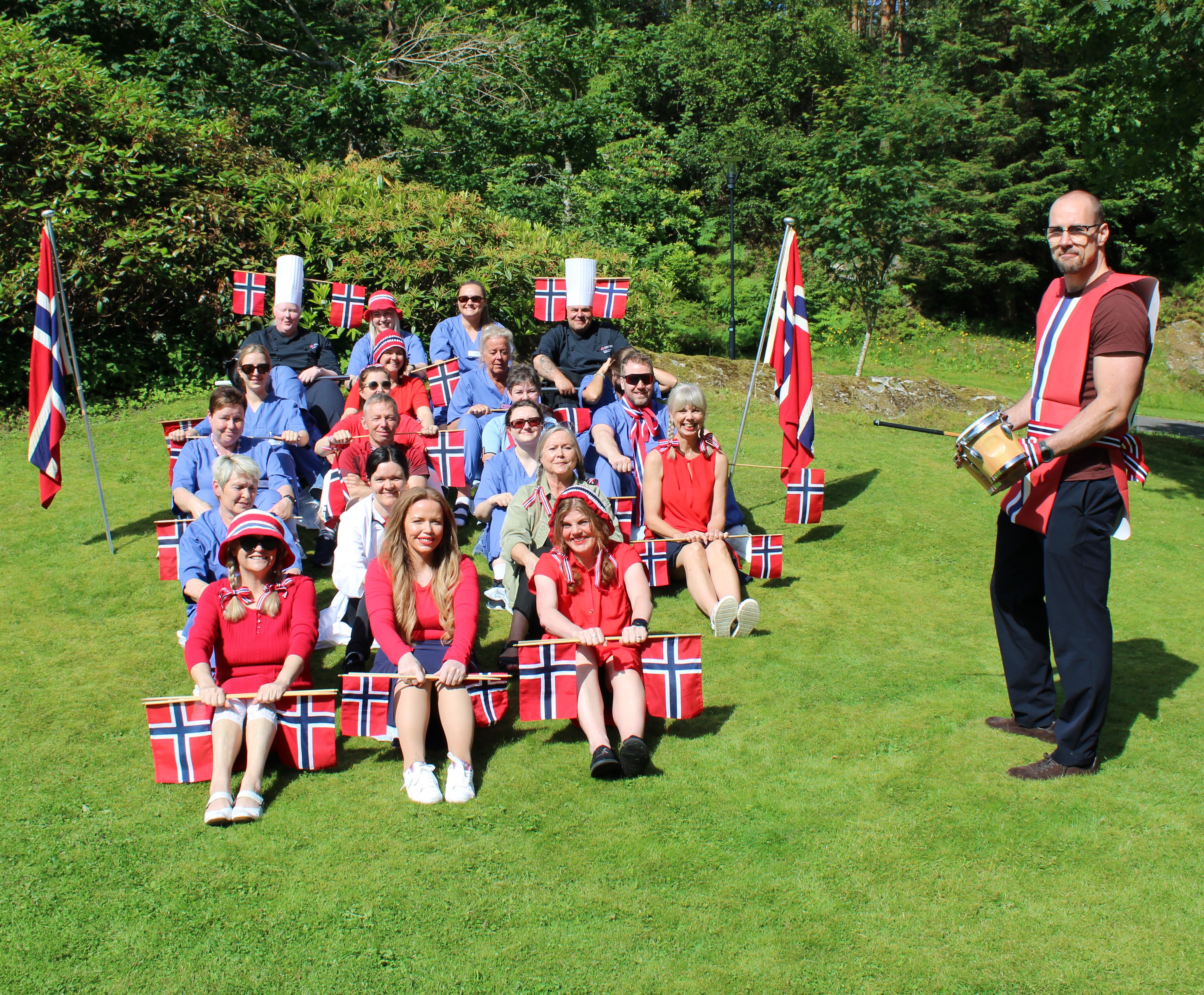 En gruppe mennesker poserer for et bilde med flagg