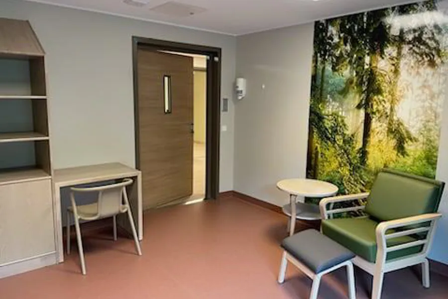 Et rom med stoler og bord