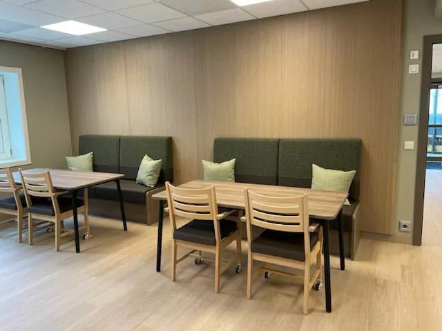 Et rom med bord, stoler og sofa