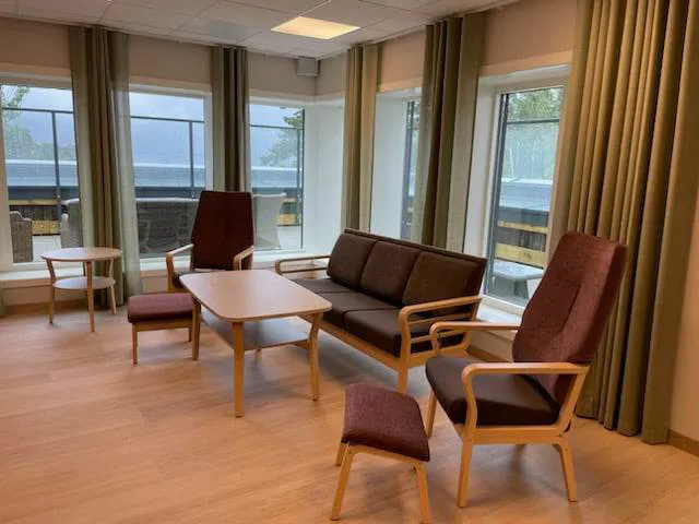 Et rom med stoler og bord