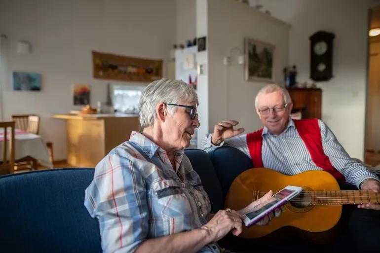 Et par menn som spiller gitar