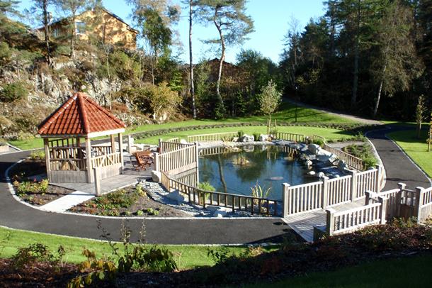 Et lite basseng i en bakgård