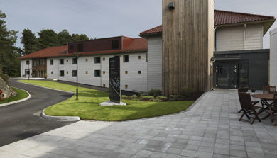 En murstein innkjørsel som fører til en bygning