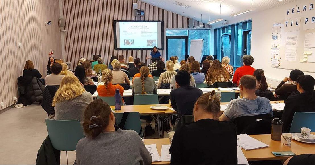 En gruppe mennesker i et undervisningsrom