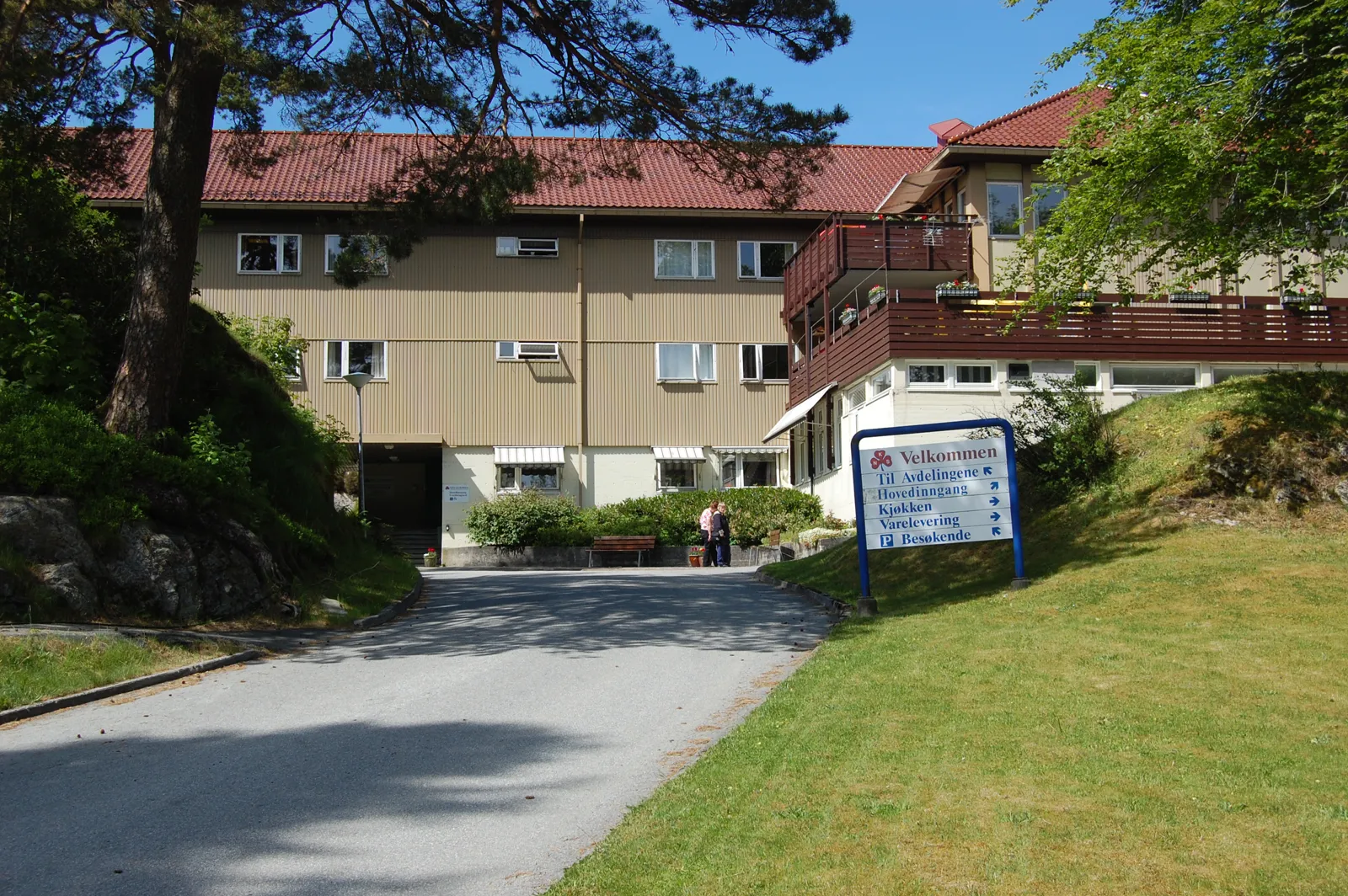 Framsiden av skehuset med et skilt foran