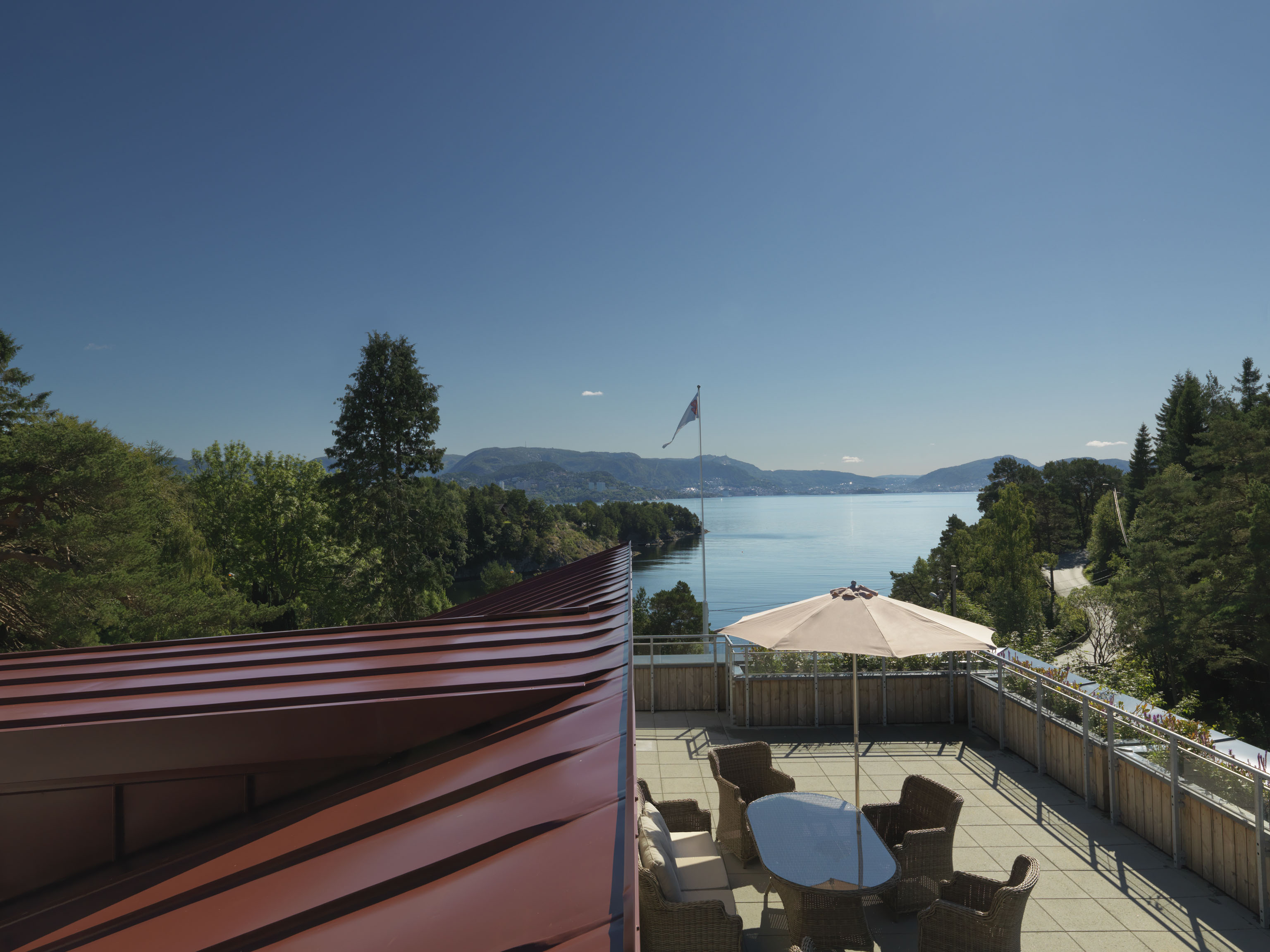 En terrasse med utsikt over en sjø