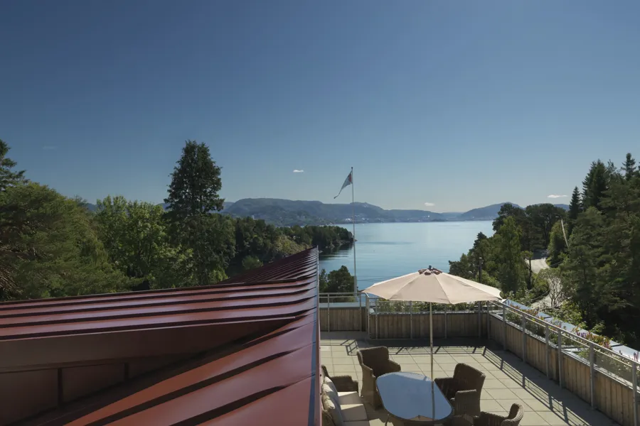 En terrasse med utsikt over en sjø