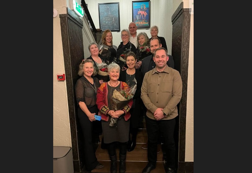 Jubilanter og ledere som poserer for et bilde