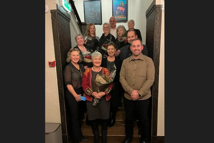 Jubilanter og ledere som poserer for et bilde