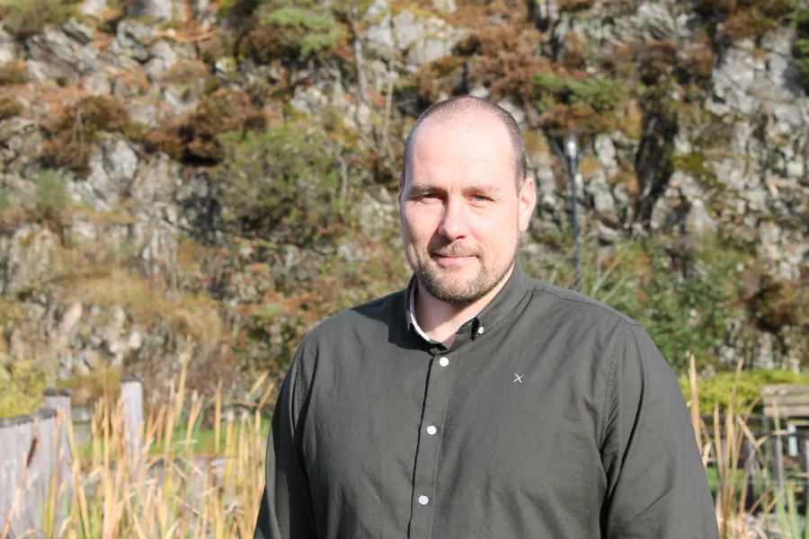 den nye direktøren som står foran en steinete klippe