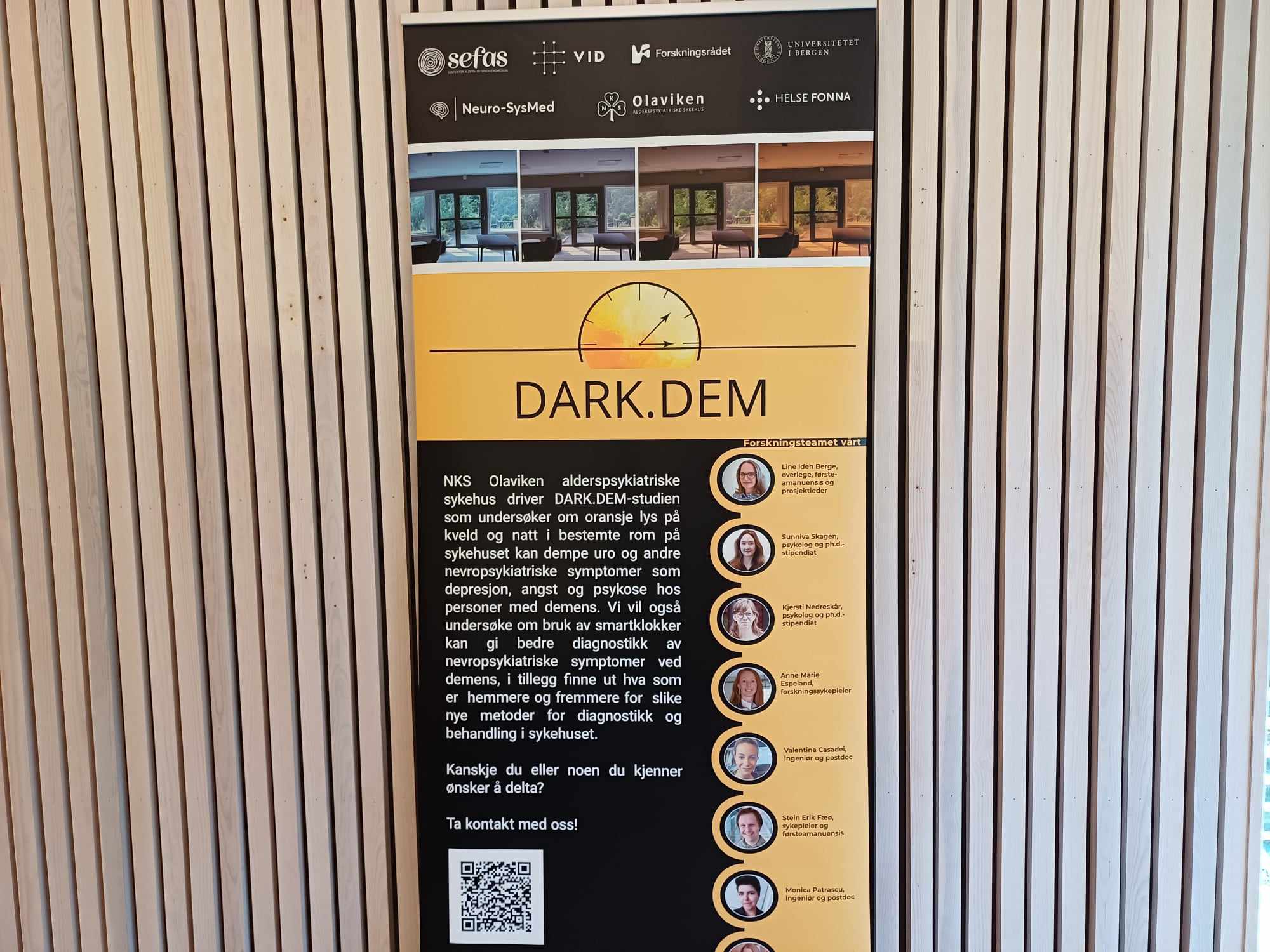 Grafisk roll-up plakat med info om darkdem prosjektet
