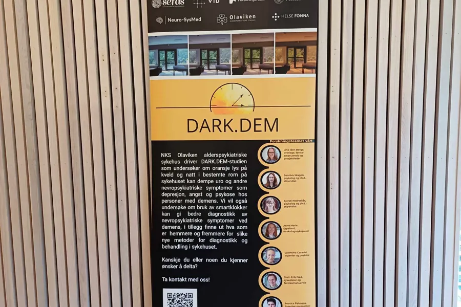 Grafisk roll-up plakat med info om darkdem prosjektet