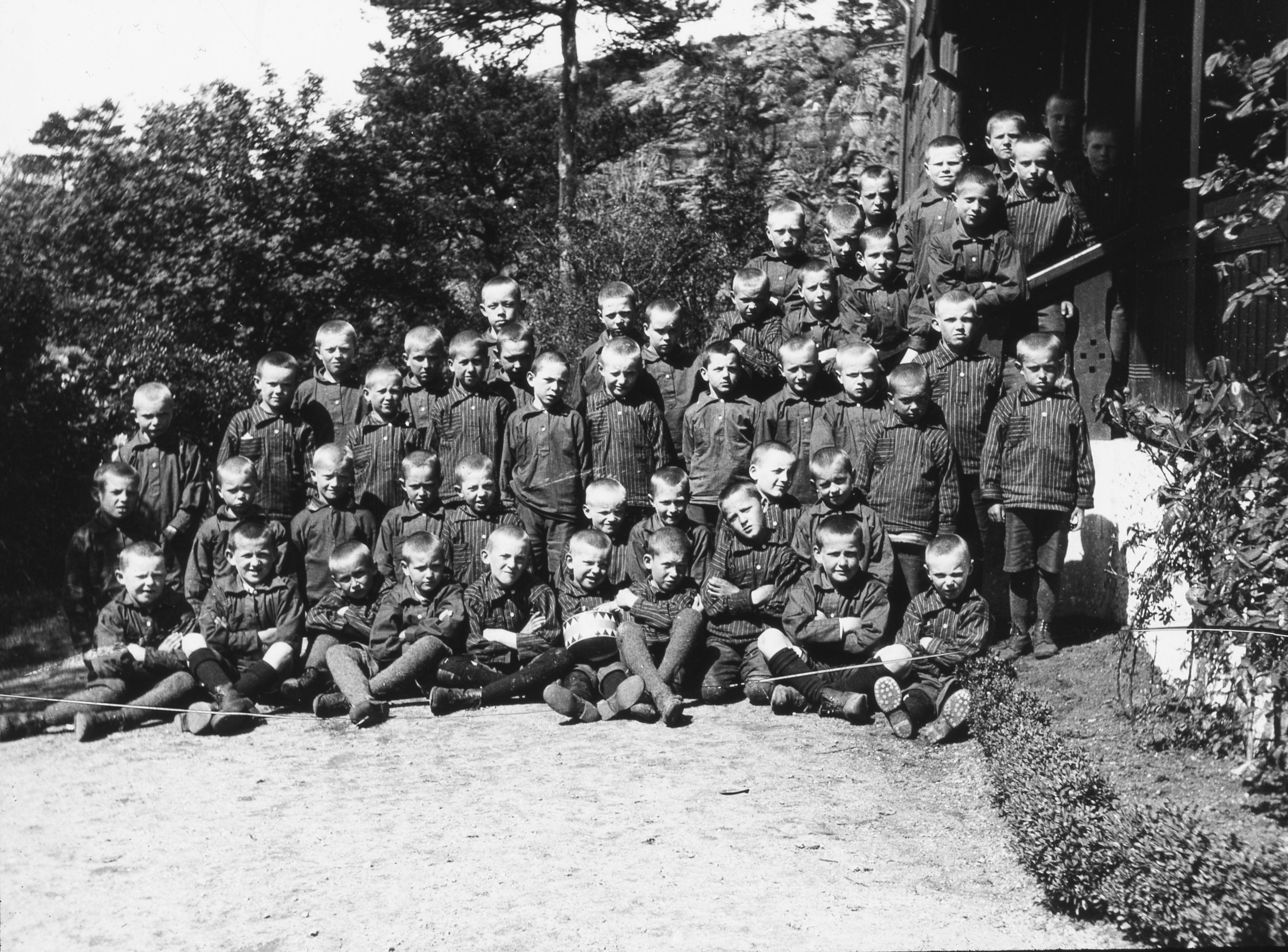 En gruppe gutter som poserer for et bilde