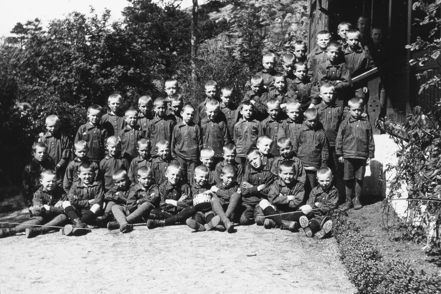 En gruppe gutter som poserer for et bilde