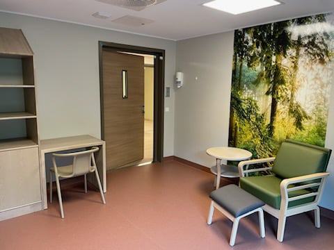 Et pasientrom med stoler og bord