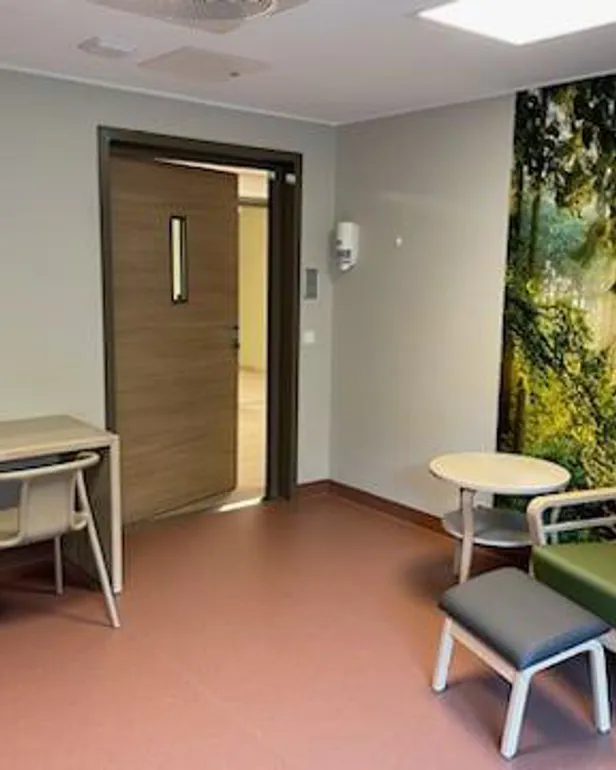 Et pasientrom med stoler og bord