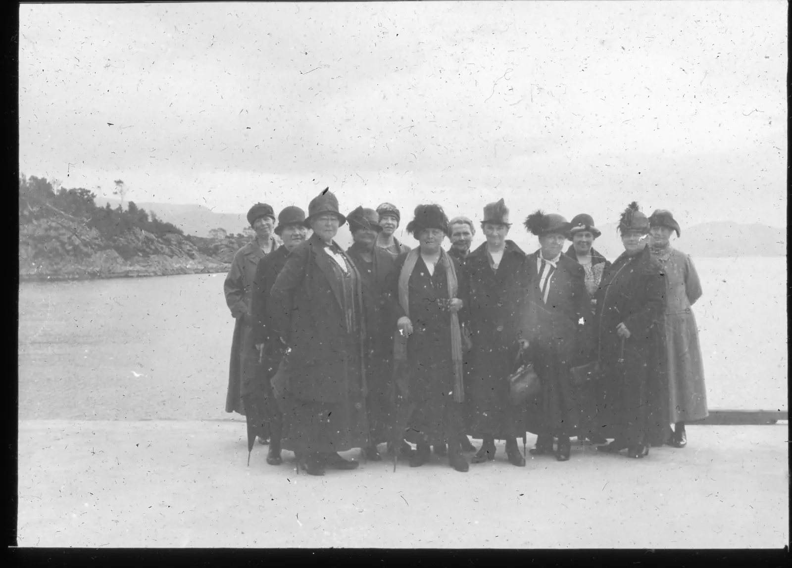 damene fra sanitetsforeningen med kåper og hatt