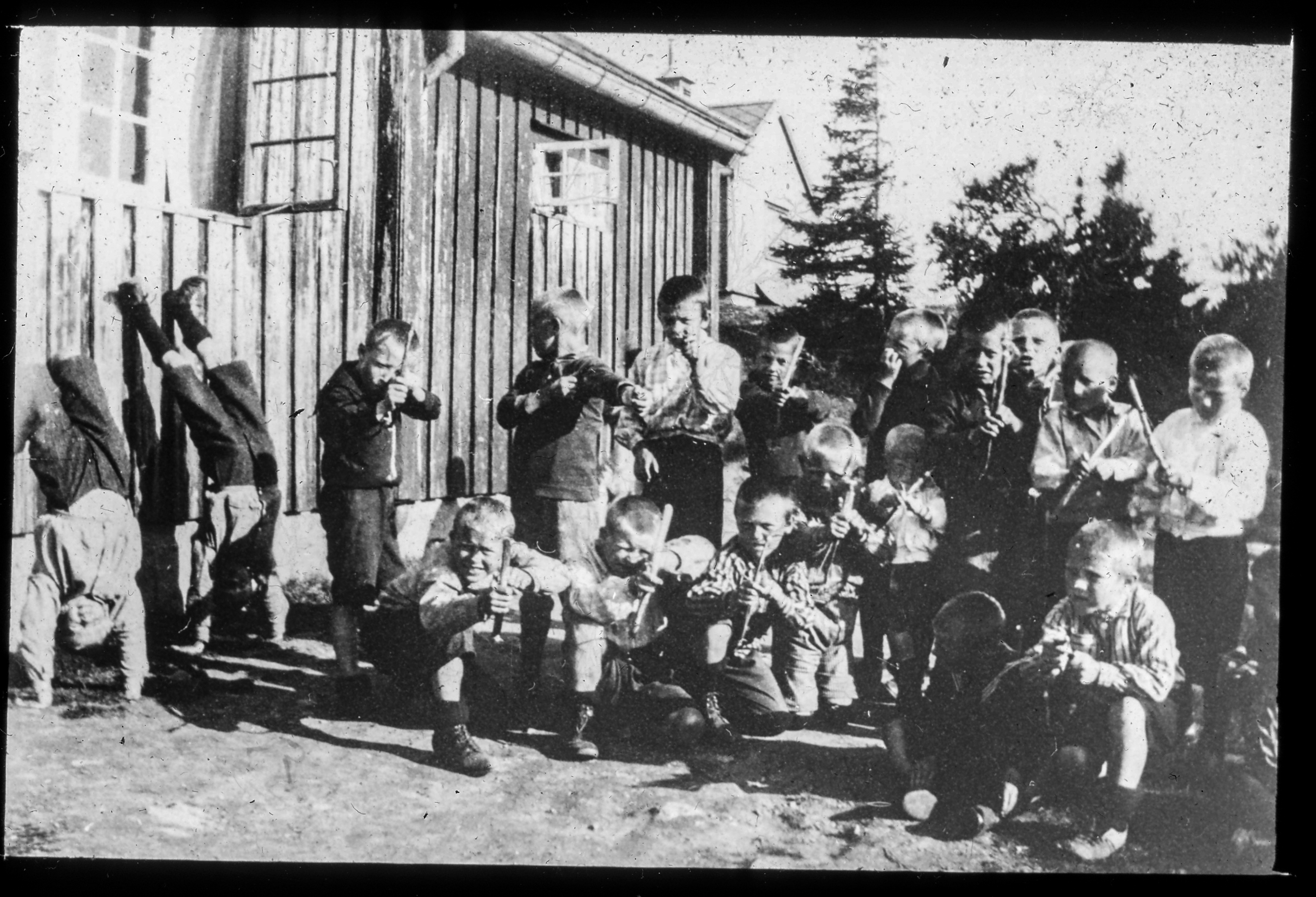 Gutter som leker og poserer for et bilde