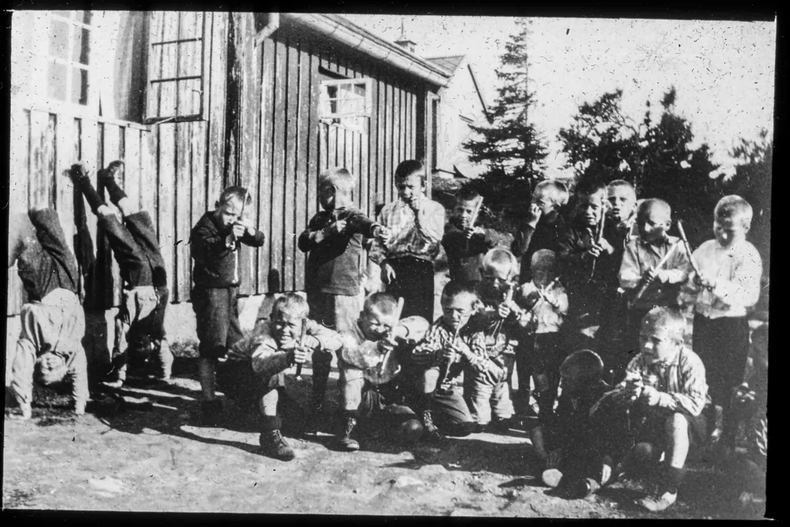 Gutter som leker og poserer for et bilde