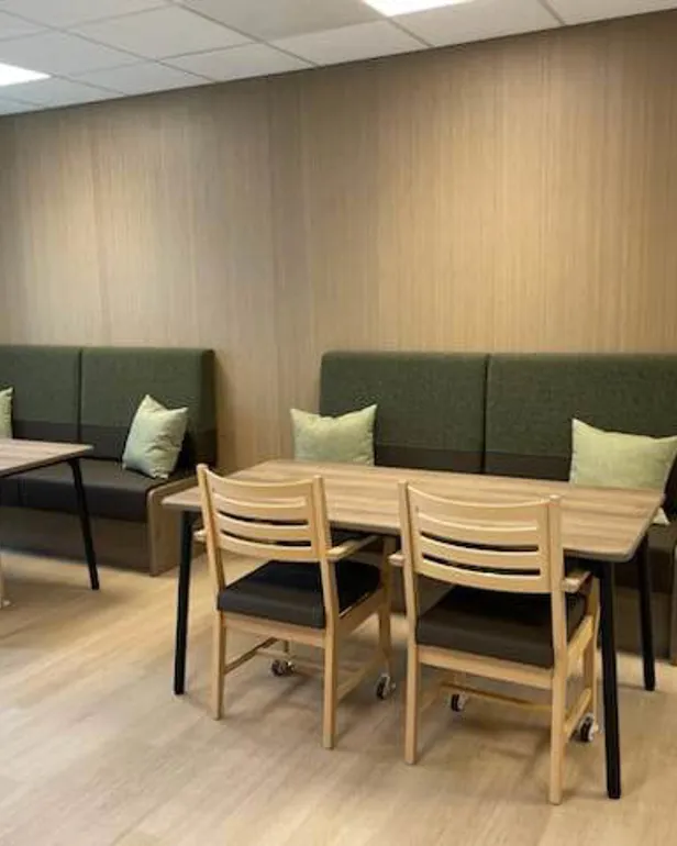 spiserom med bord, stoler og sofa