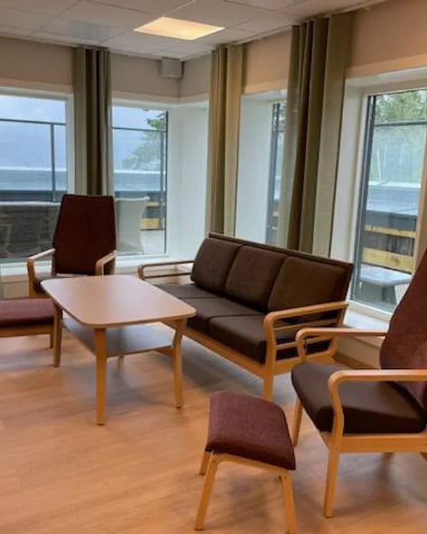 Stue med stoler og bord