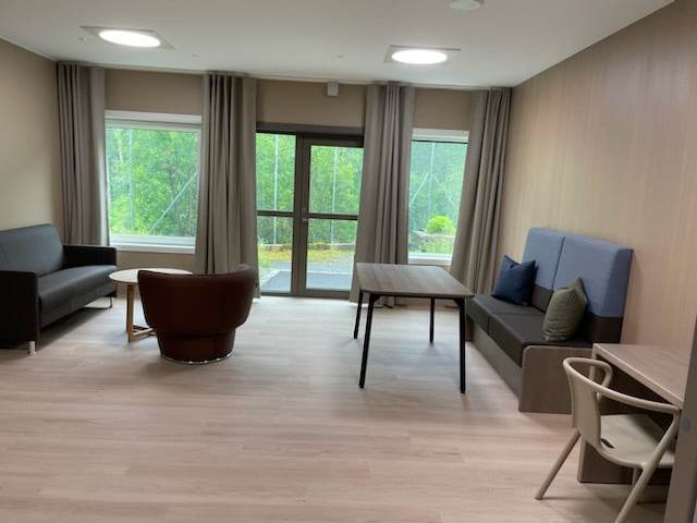 Skjermingsrom med sofa og bord