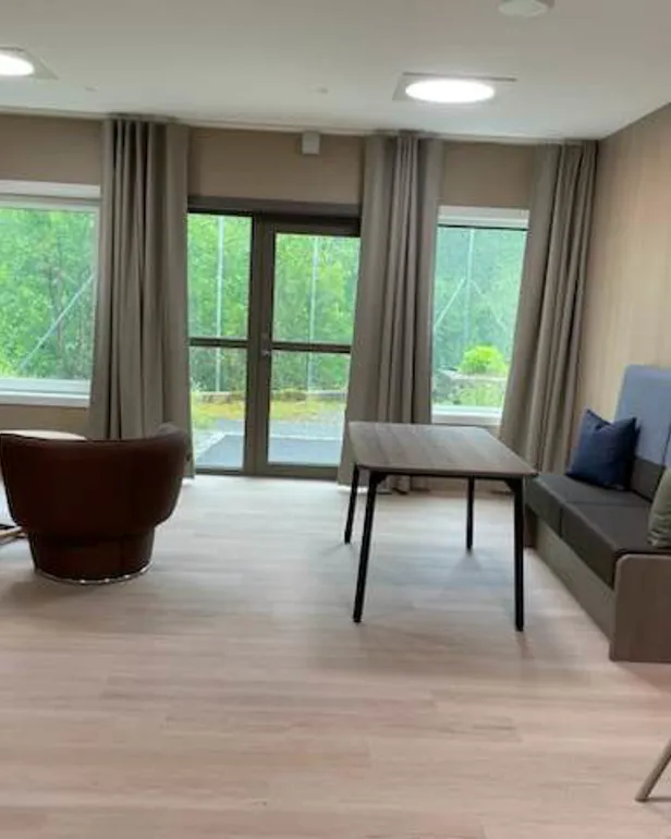 Skjermingsrom med sofa og bord