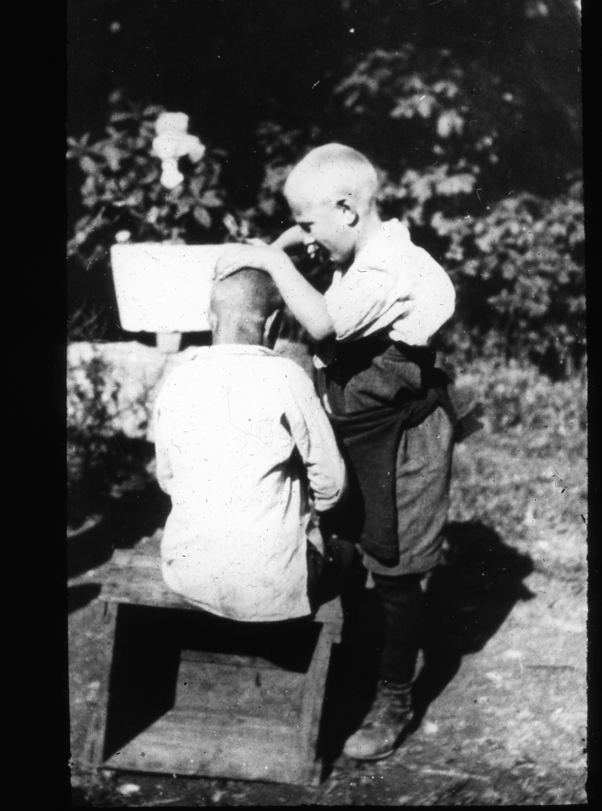 En gutt som klipper en annen gutt