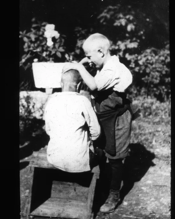 En gutt som klipper en annen gutt