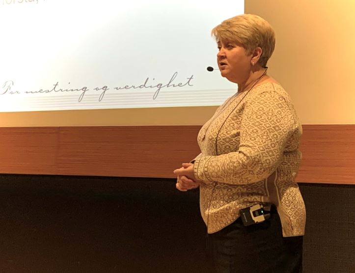 Psykiater Elena som holder et foredrag foran en tavle