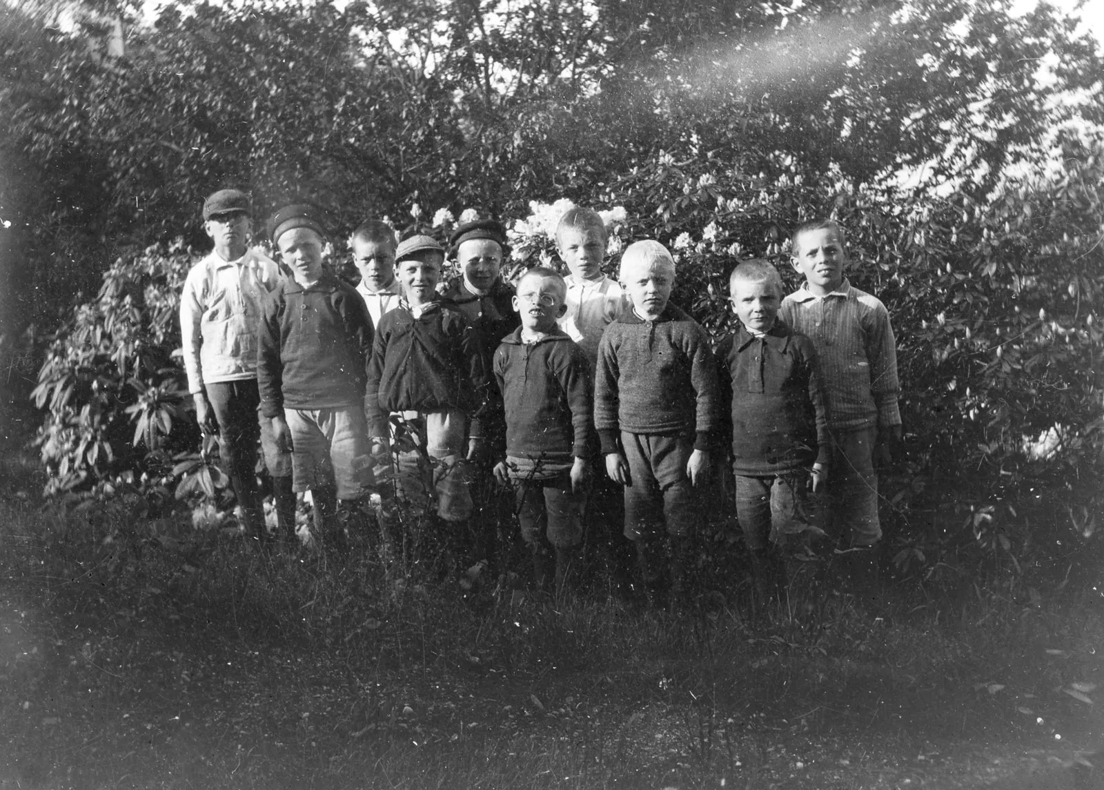 Guttene fra hjemmet som poserer for et bilde