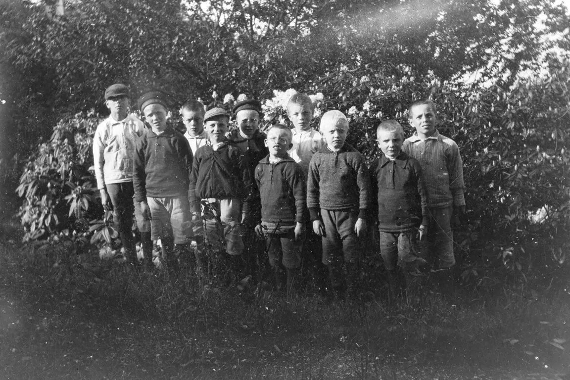 Guttene fra hjemmet som poserer for et bilde