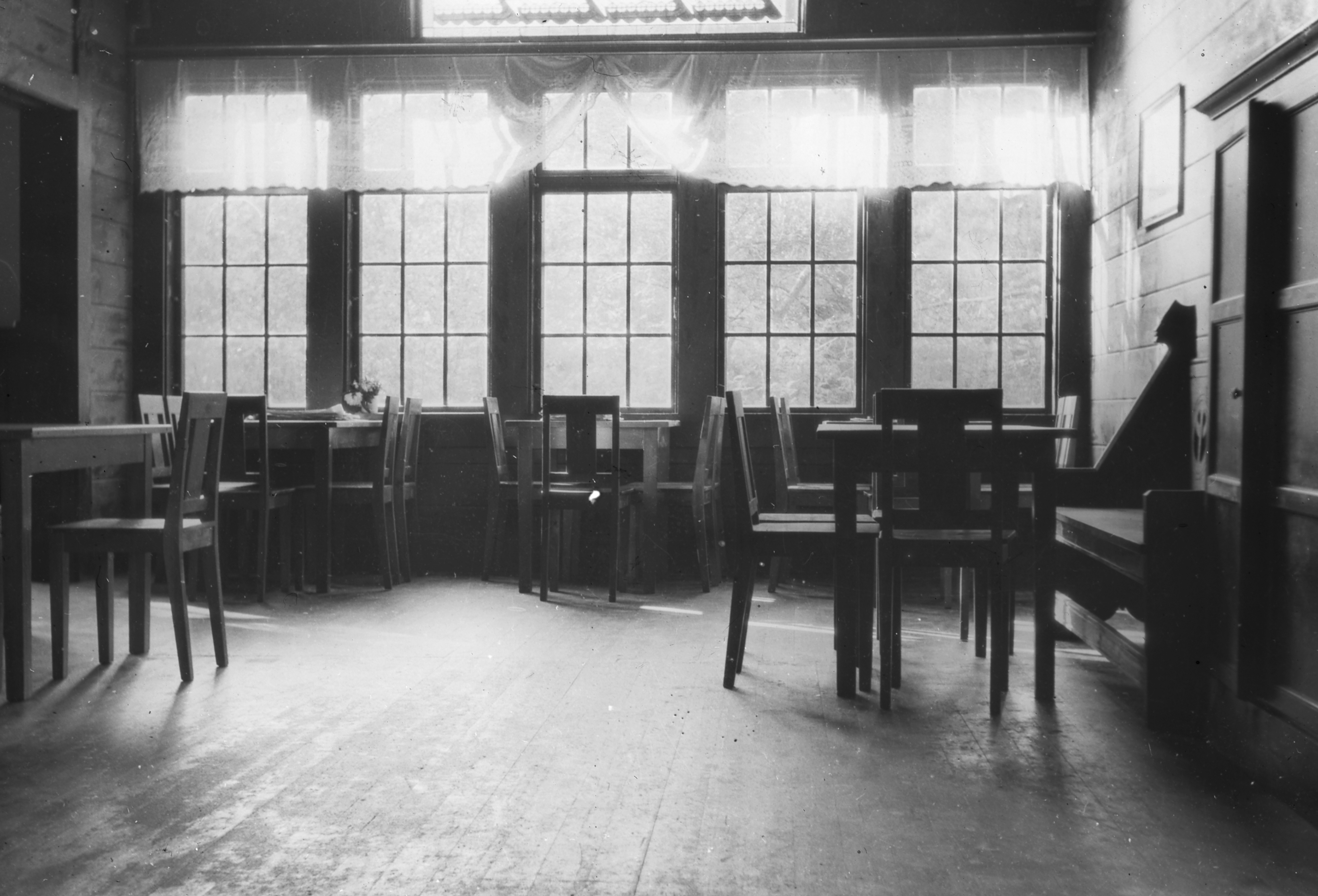 Spisesal med bord og stoler