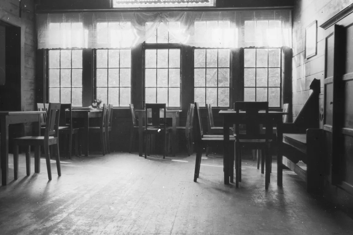 Spisesal med bord og stoler