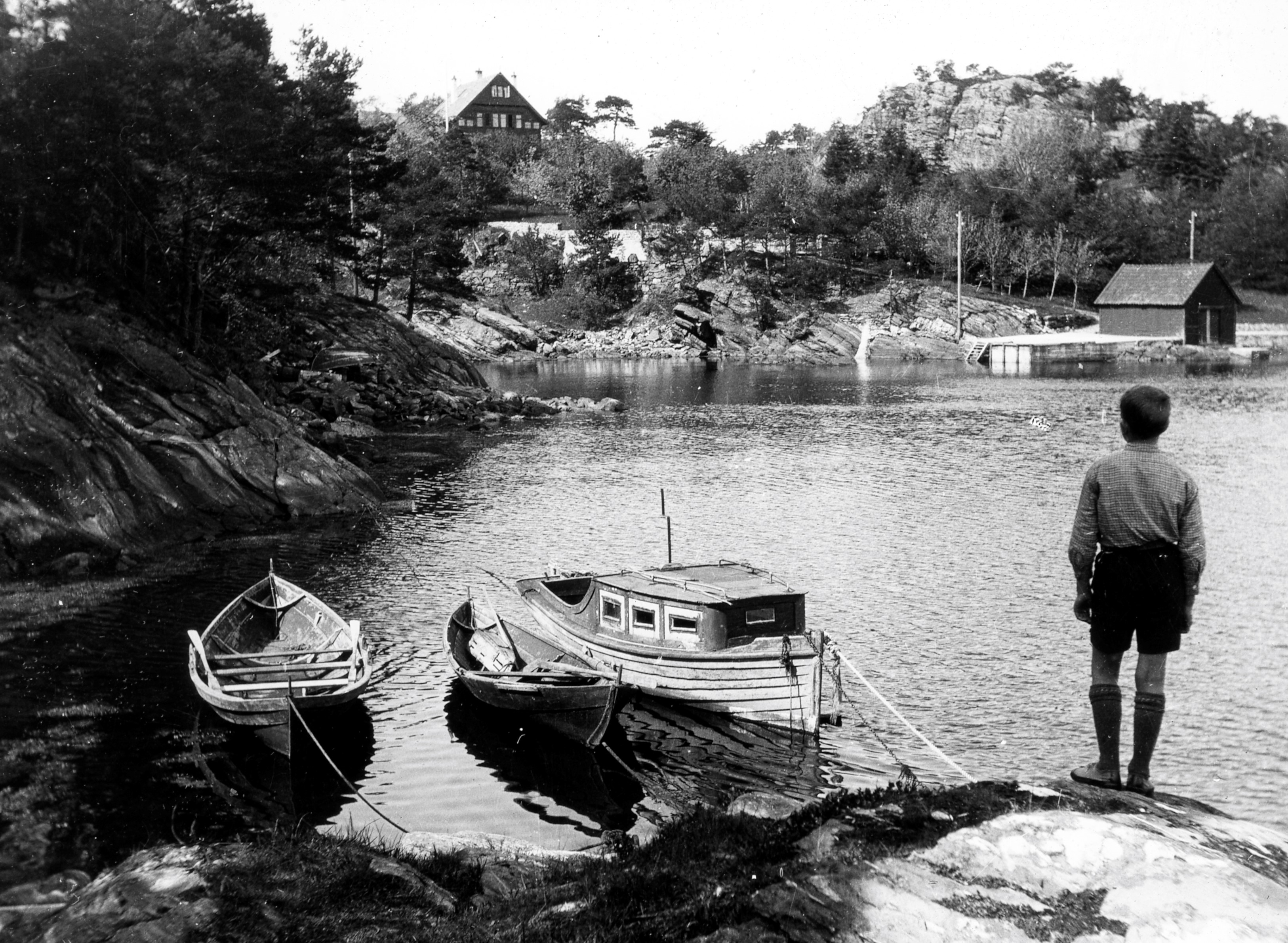 Gutt ser på Olaviken fra sjøen