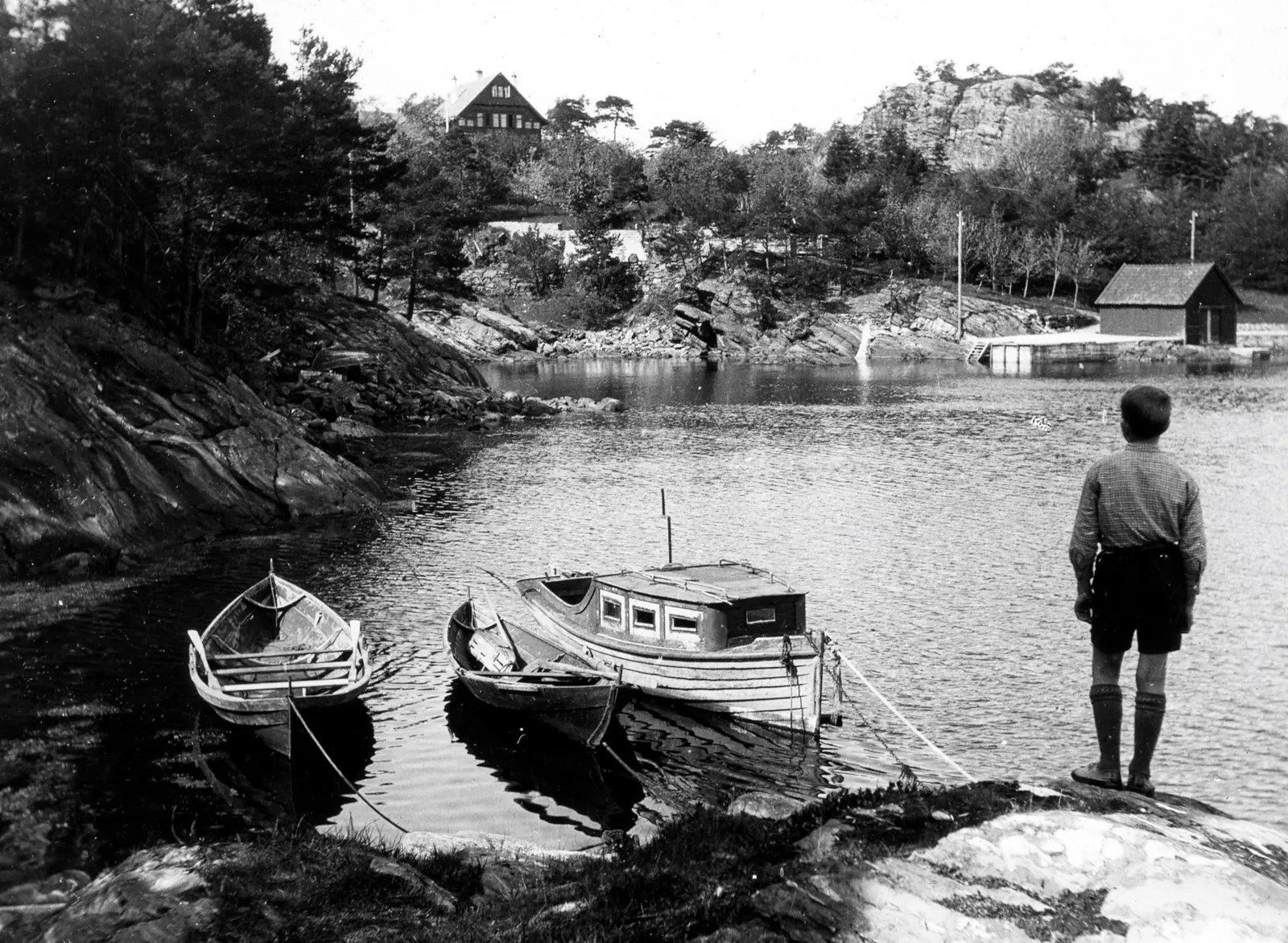 Gutt ser på Olaviken fra sjøen