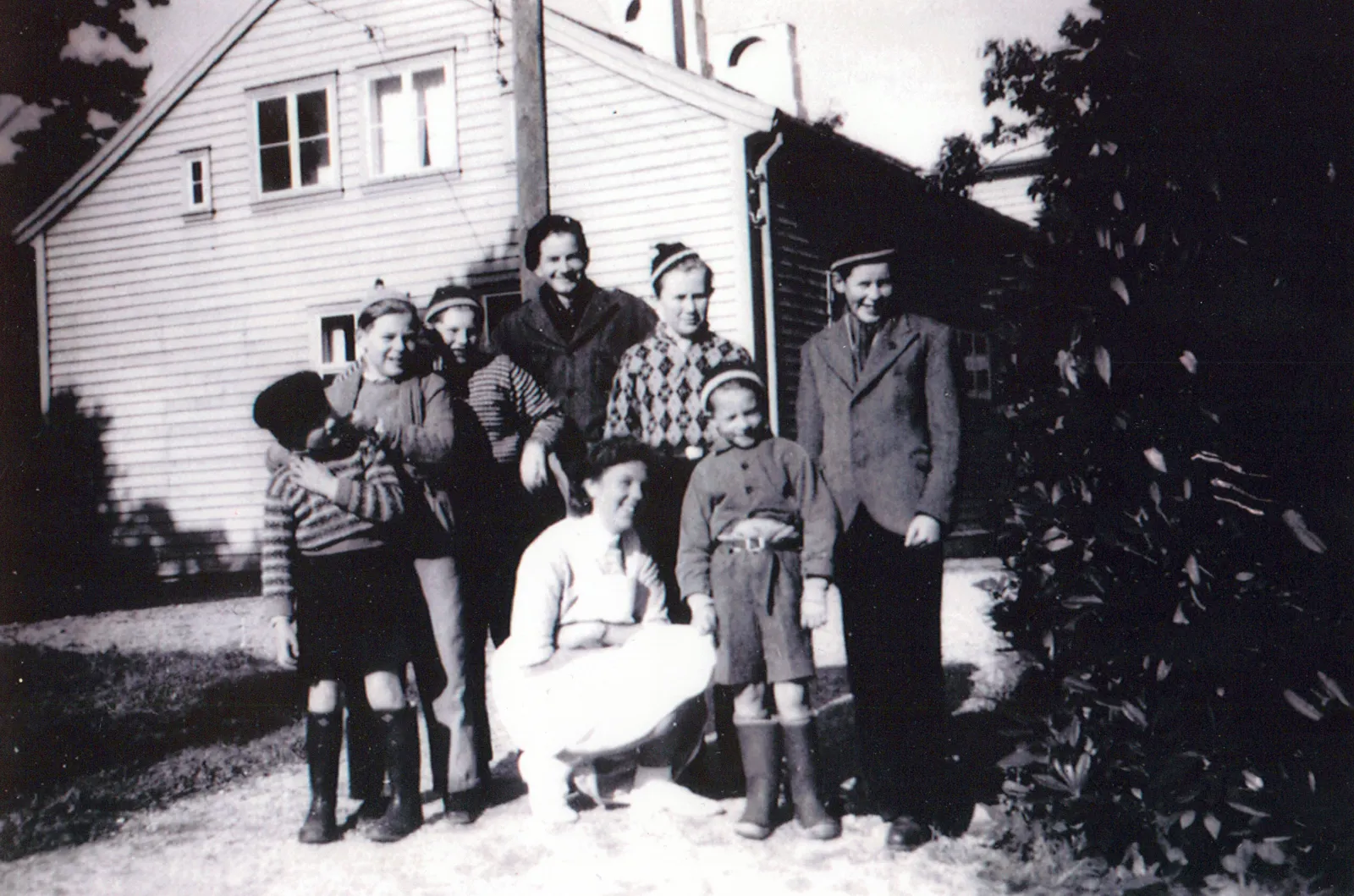 Gutter som poserer for et bilde foran gamle Olaviken