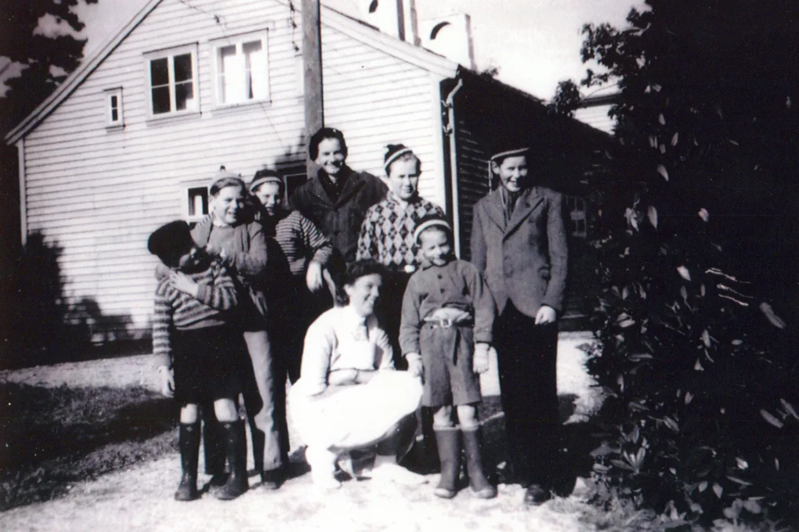 Gutter som poserer for et bilde foran gamle Olaviken