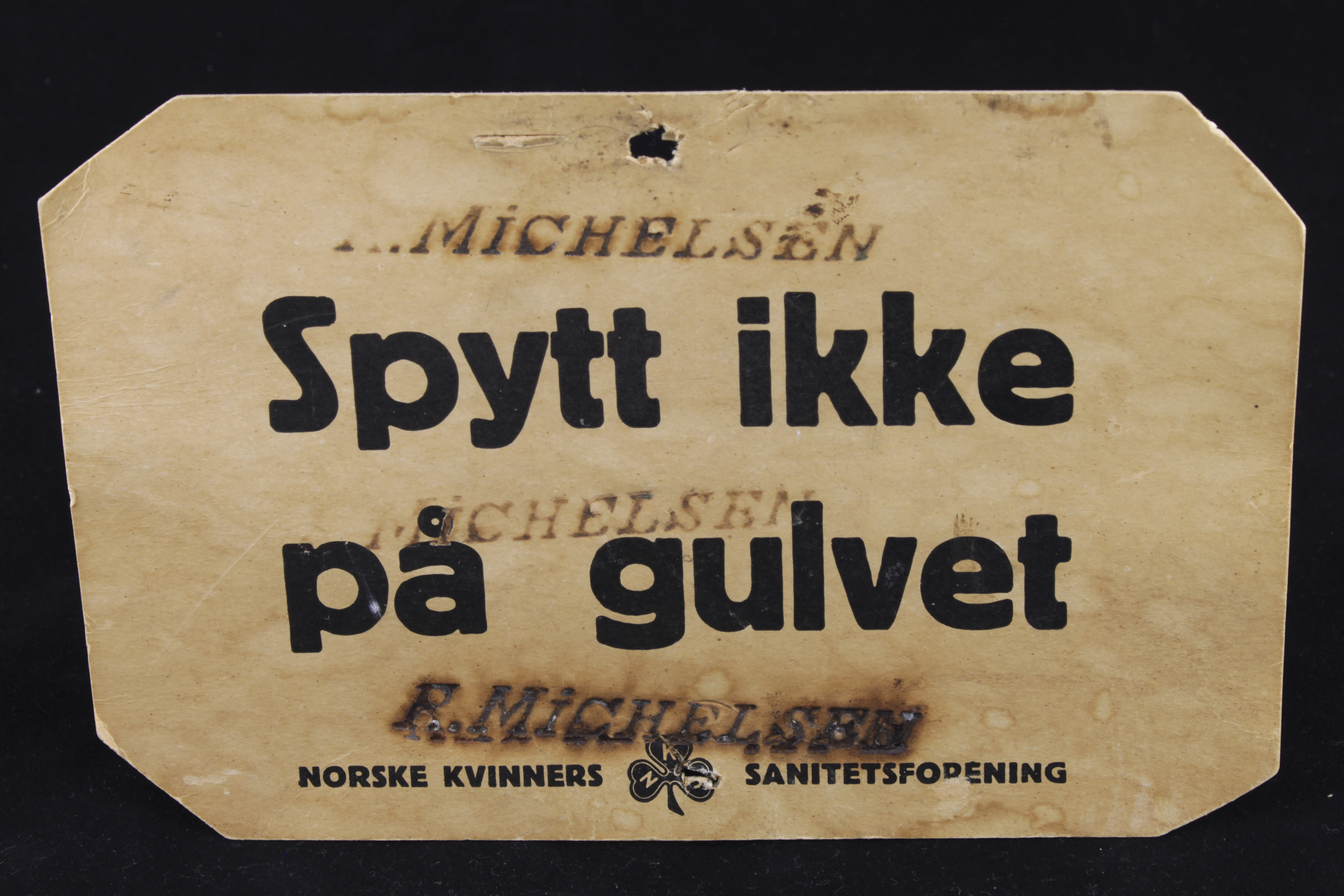 Et skilt med teksten spytt ikke på gulvet