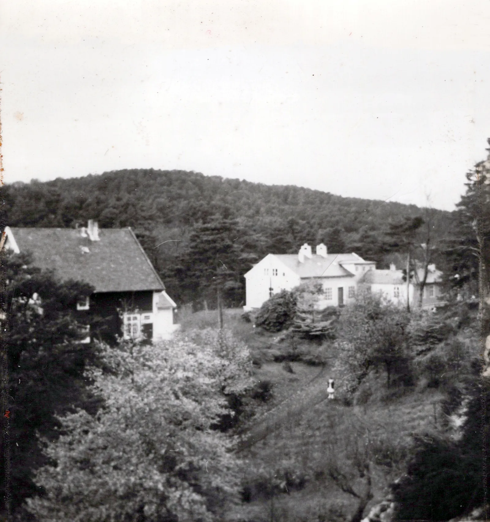 Det første bygget som var guttehjem  og det hvite sykehuset, ved siden av hverandre