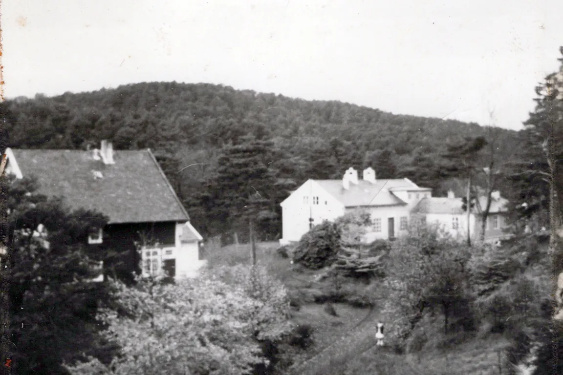 Det første bygget som var guttehjem  og det hvite sykehuset, ved siden av hverandre