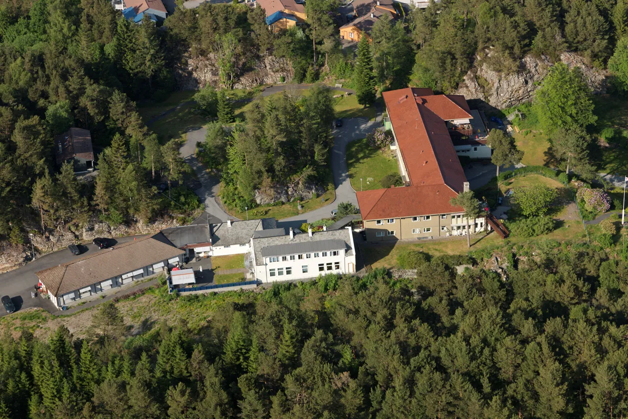 Olaviken sine 3 bygninger sett ovenfra, omgitt av trær