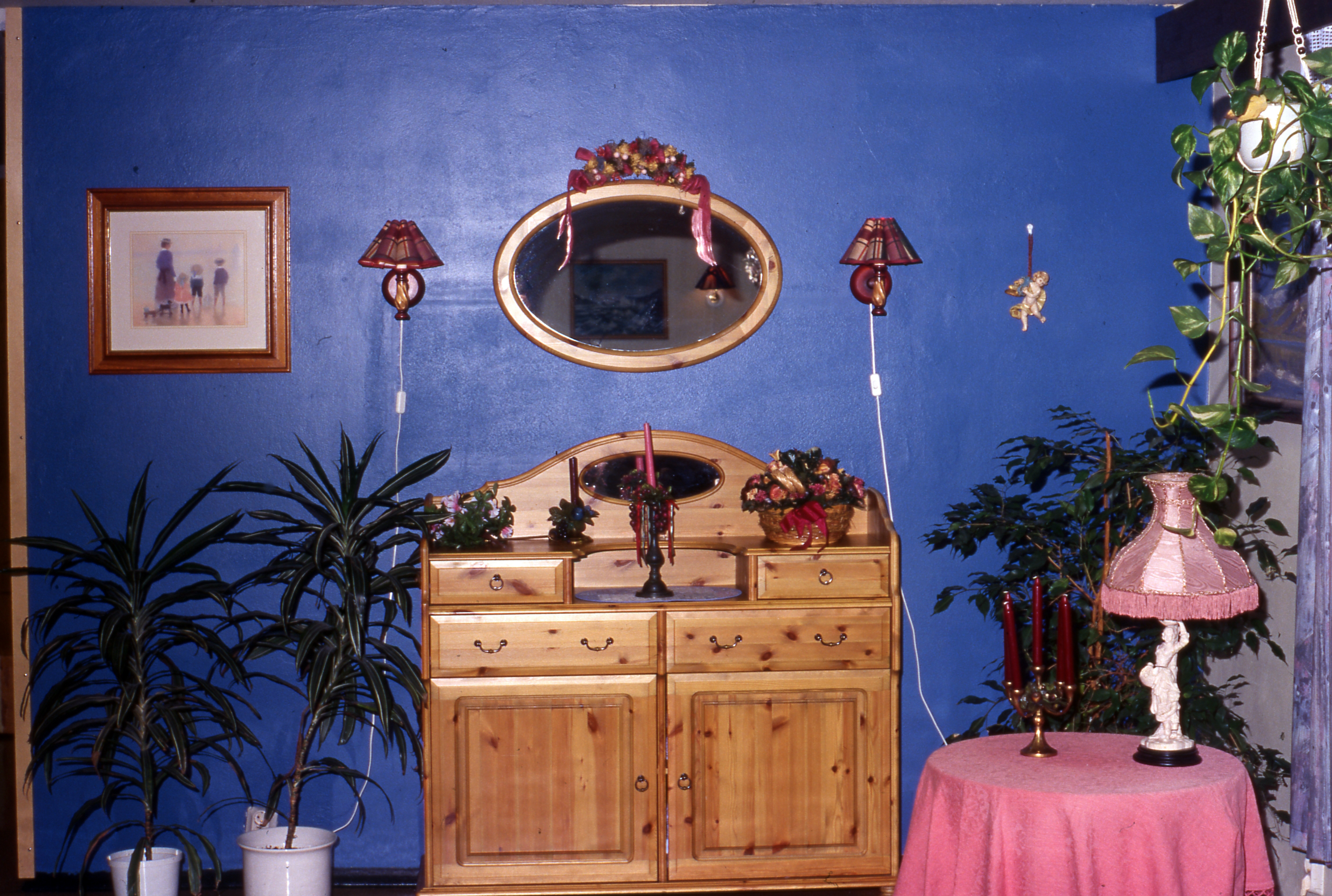 vegg med sjenk og blomster som viser at rosa og blått var stilen i 1980