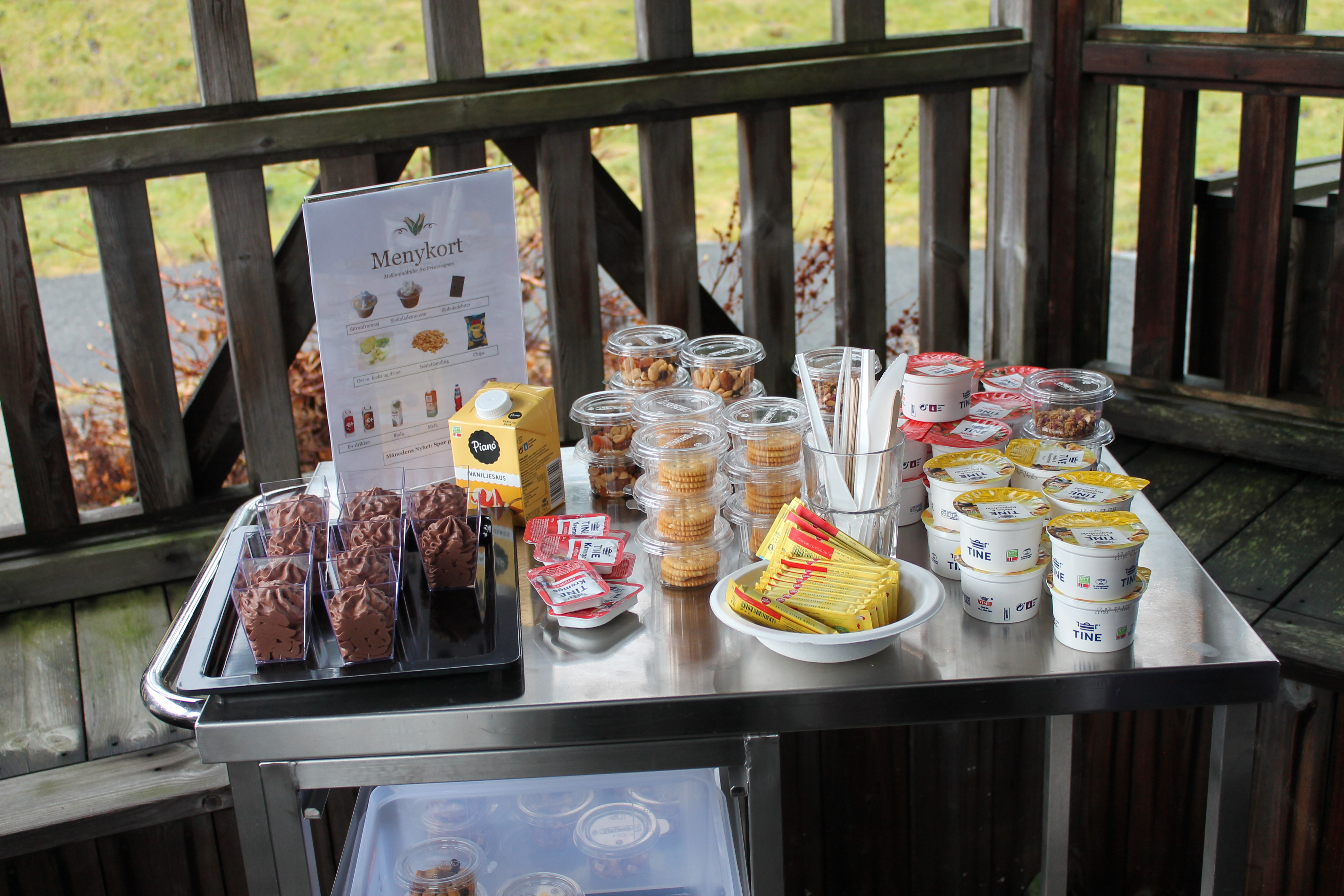 Vogn med utvalg av matvarer